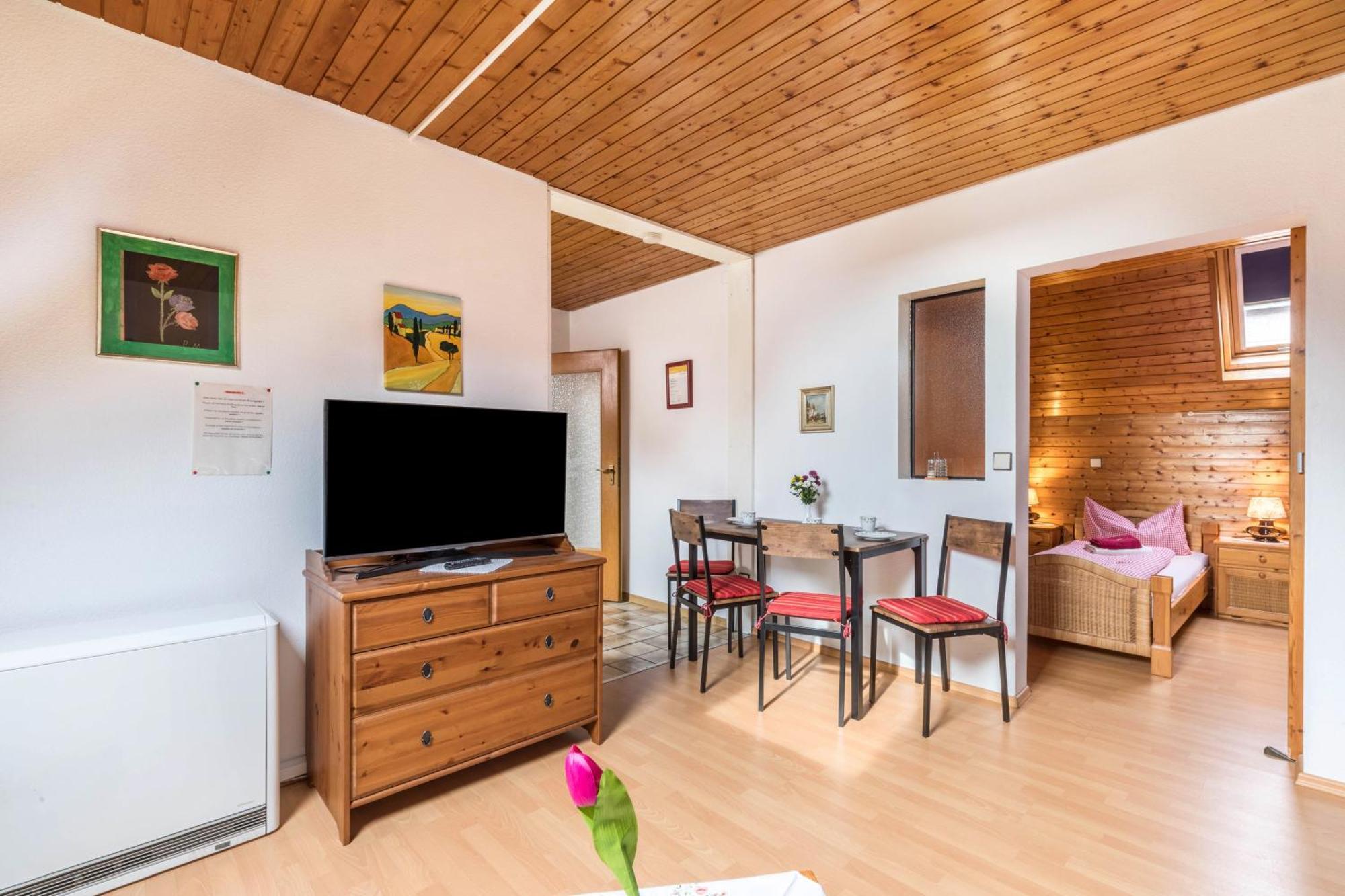 Apartmenthaus Ferienwohnungen Sila Weinstadt Exterior photo